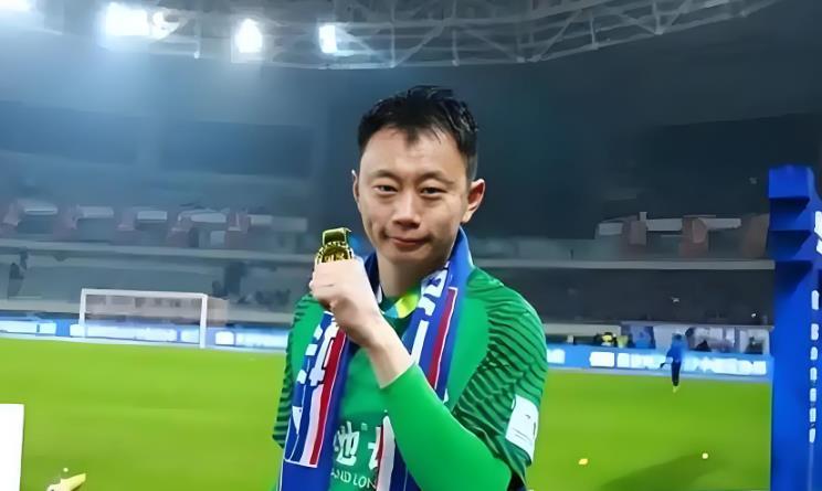 米兰体育-上港已在冬训前完成一笔续约！本土飞翼留队无悬念，值得期待