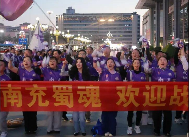 米兰体育登录入口-南充丝绸源点队高原集训归来，球迷火车站热烈迎接
